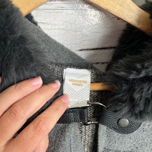 Elegant Gray Plaid Cape with Faux Fur Trim - Picture 8 of 11